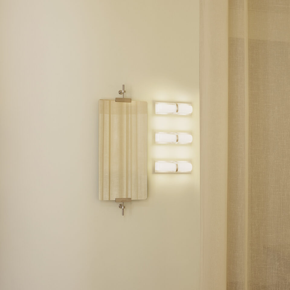 Aplica Ublo, design David Thulstrup, aprinsă pe perete