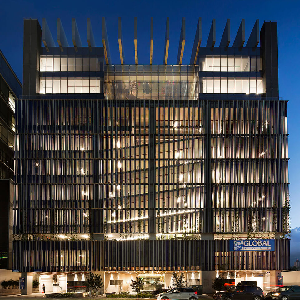 Iluminat arhitectural de fațadă BPM Lighting integrat în fațada din lamele verticale a clădirii Global Bank, Panama, nocturn