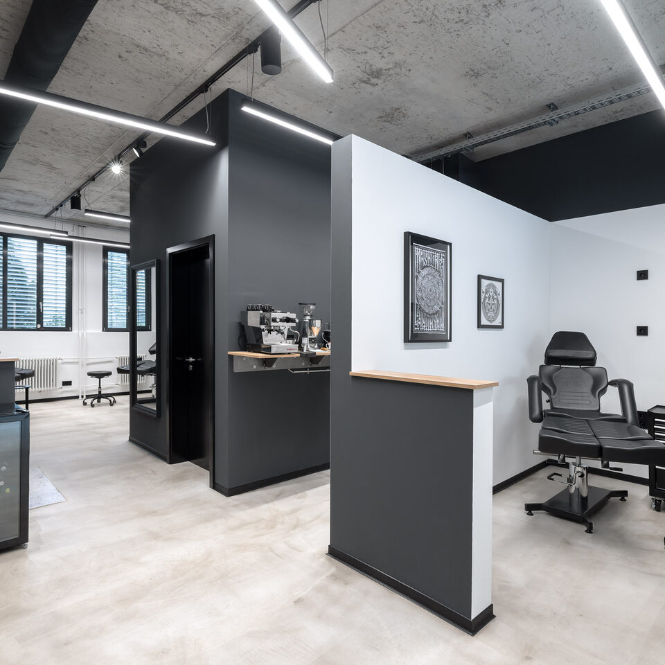 Sistem linear LED BPM Lighting montat pe un tavan din beton într-un spațiu retail