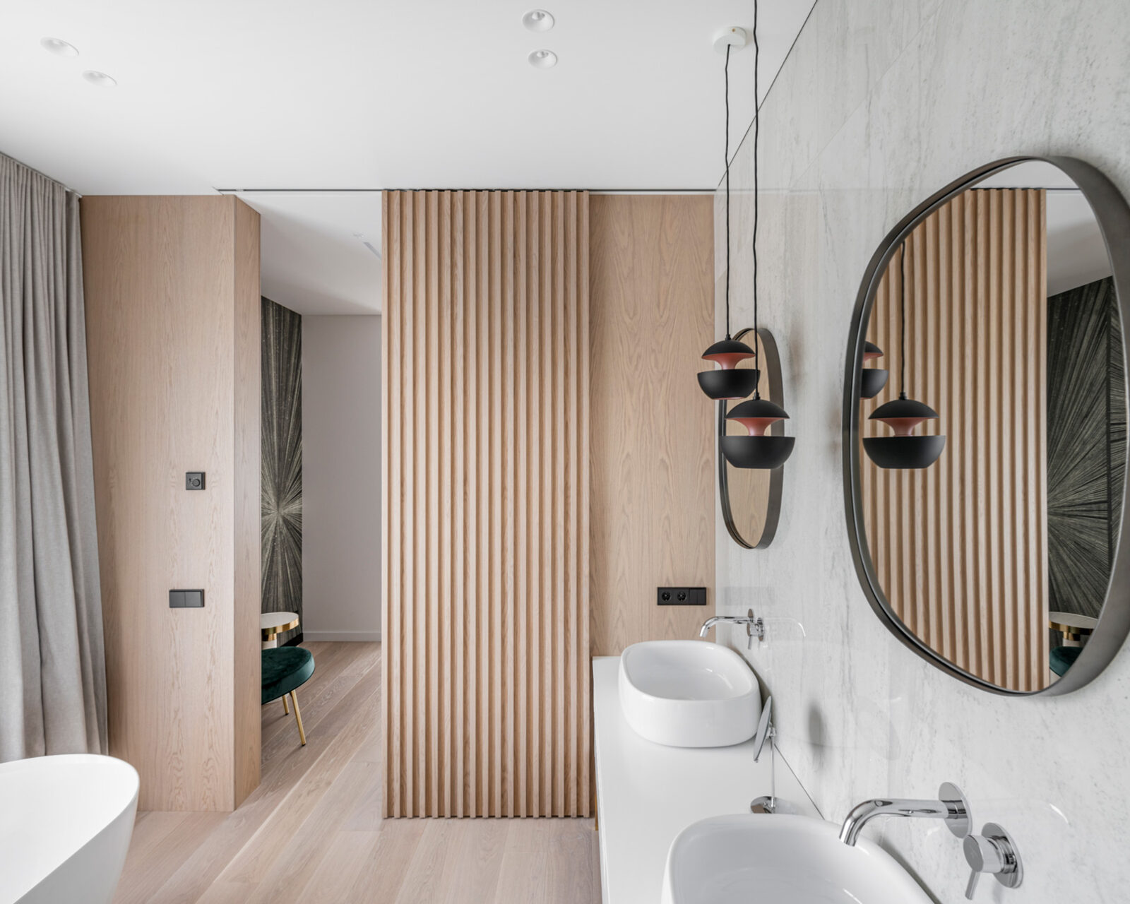 KOHL Lighting — встраиваемые споты Luxo в потолке и подвесные светильники, реальная инсталляция в ванной