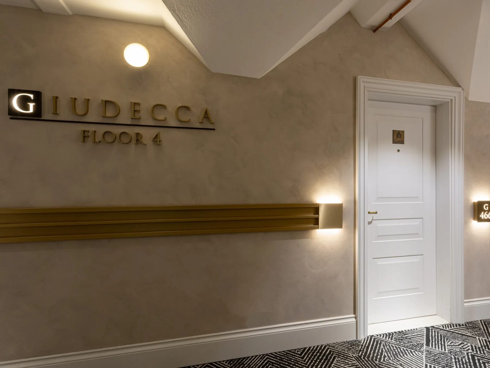 Coridor la Hilton Molino Stucky Venice, insula Giudecca, cu uși clasice albe Barausse