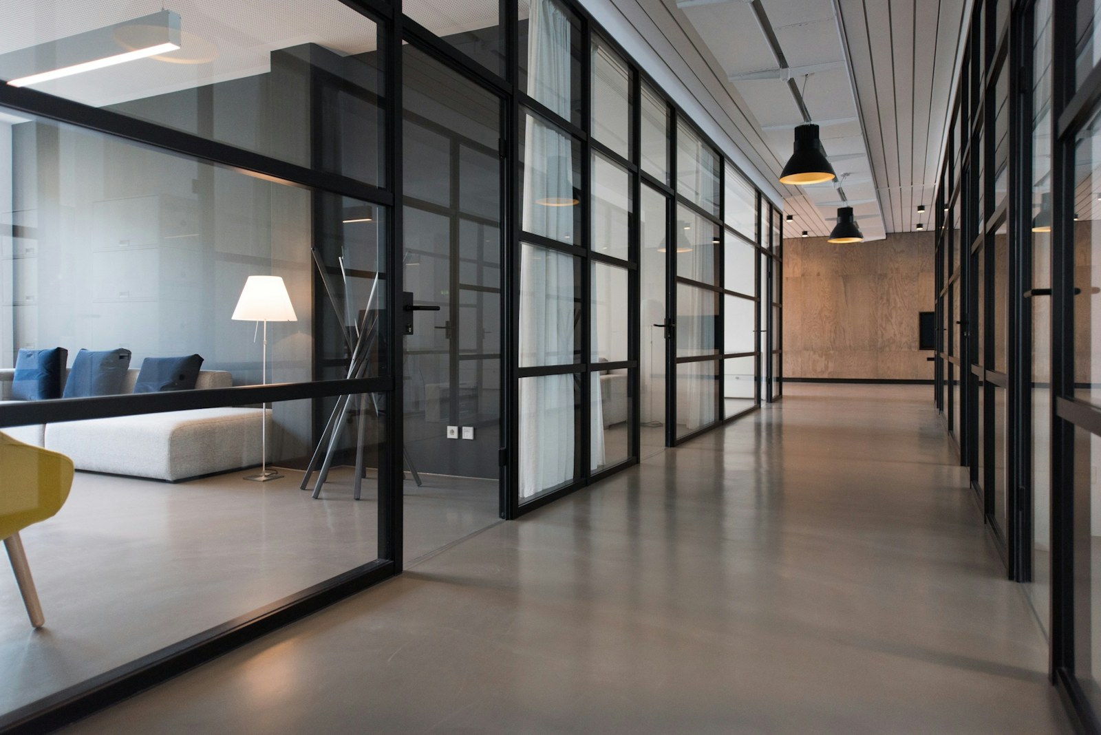 Birou de proiectare cu schițe, planșe și materiale de mobilier