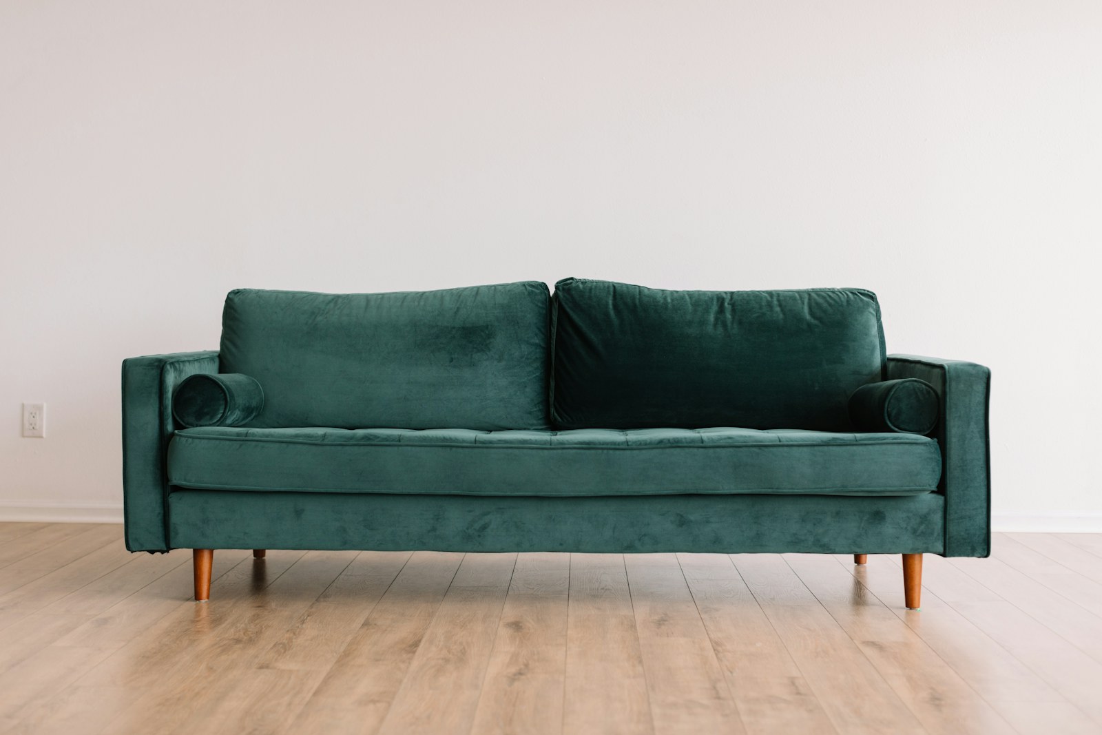 Depozit logistic cu mobilier european împachetat pentru livrare