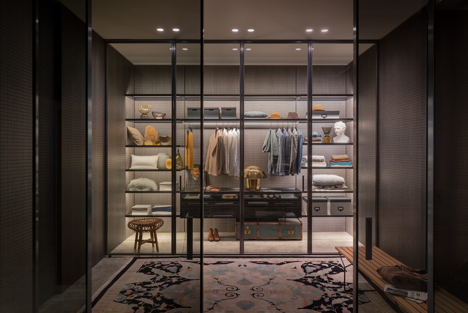 Ușă pliantă Lualdi L7 Bi-folding deschisă în interior contemporan
