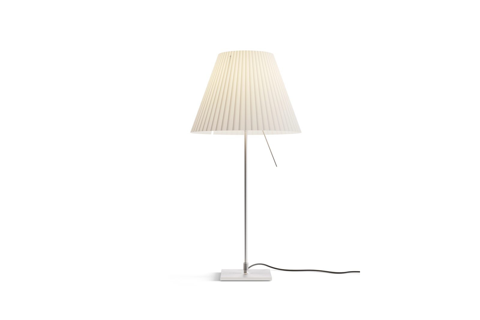 Lampa Luceplan Costanza cu abajur plisat din policarbonat, pe fundal alb
