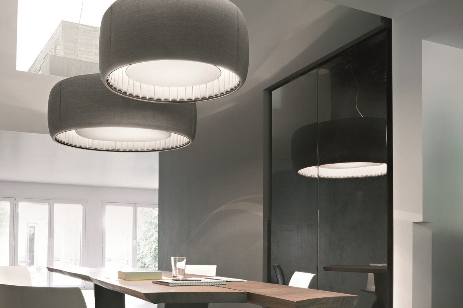 Suspensia Luceplan Silenzio cu panou textil fonoabsorbant