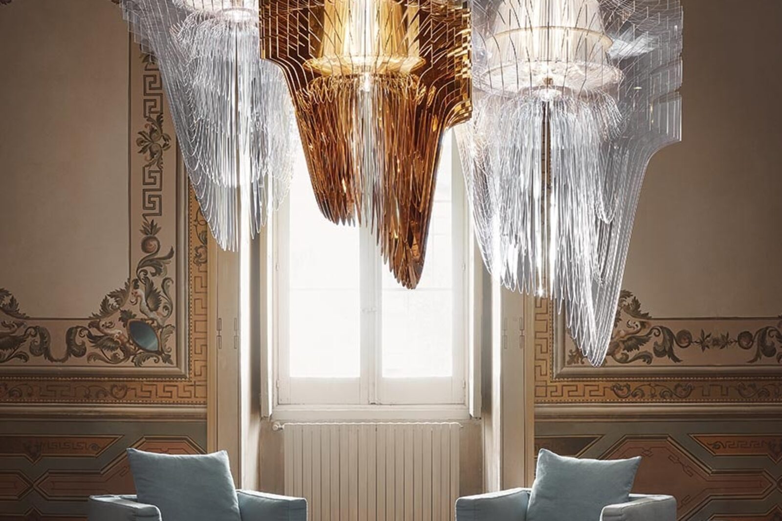Candelabru Slamp Aria, design Zaha Hadid, într-un interior clasic