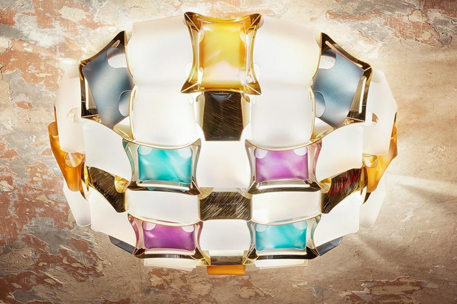 Plafonieră Slamp Mida cu module colorate din Lentiflex