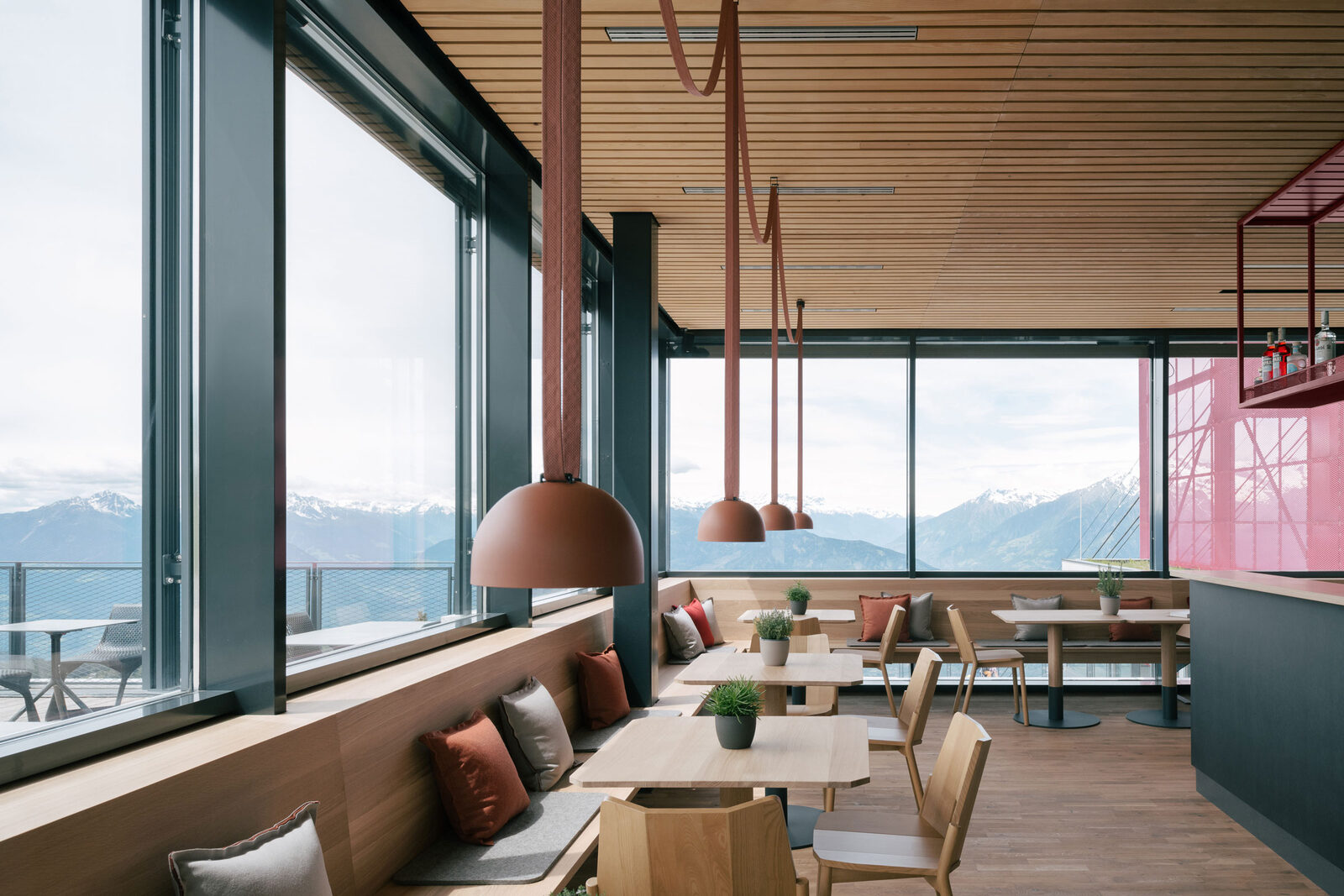 Restaurantul CUBUS de la stația telecabinei Merano 2000, cu suspensii Vibia Plusminus și panoramă alpină