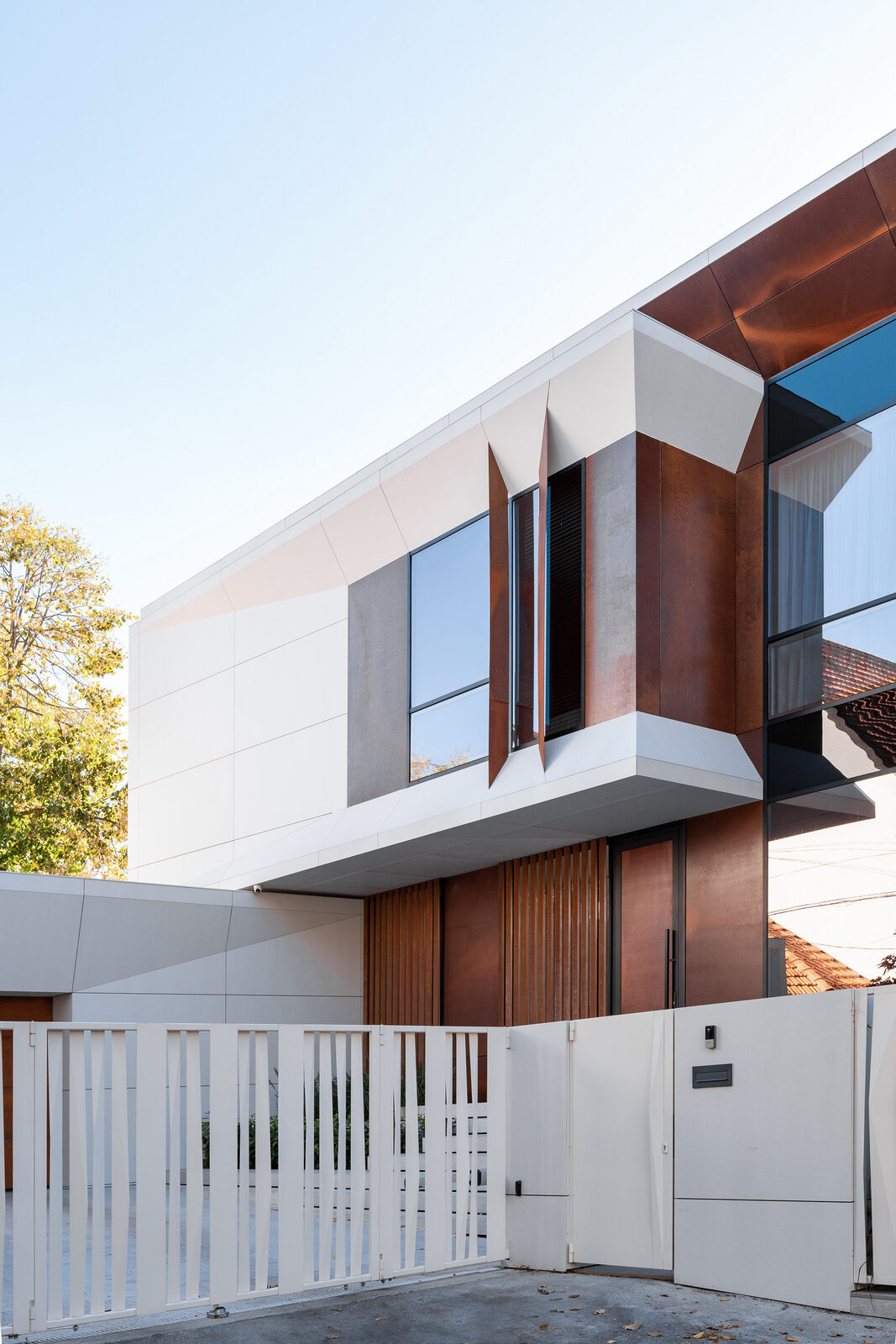Volumele intersectate ale casei Corten House și intrarea spre stradă