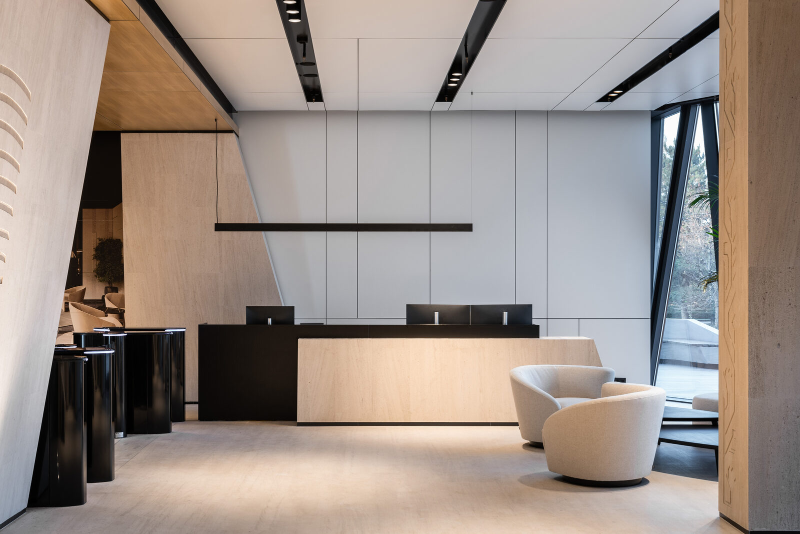 Interiorul Infinity Tower: piatră naturală, verdeață integrată și vitrare panoramică, Chișinău