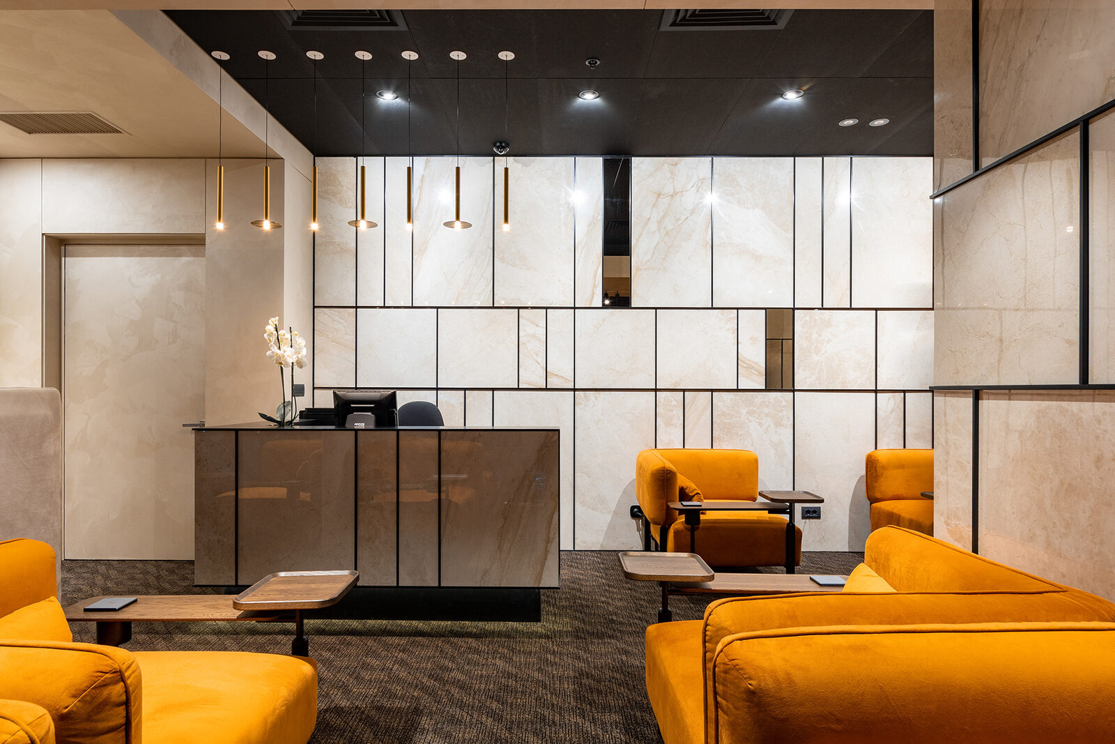 Зона ожидания KIV Business Lounge вдоль витража фасада, аэропорт Кишинёва