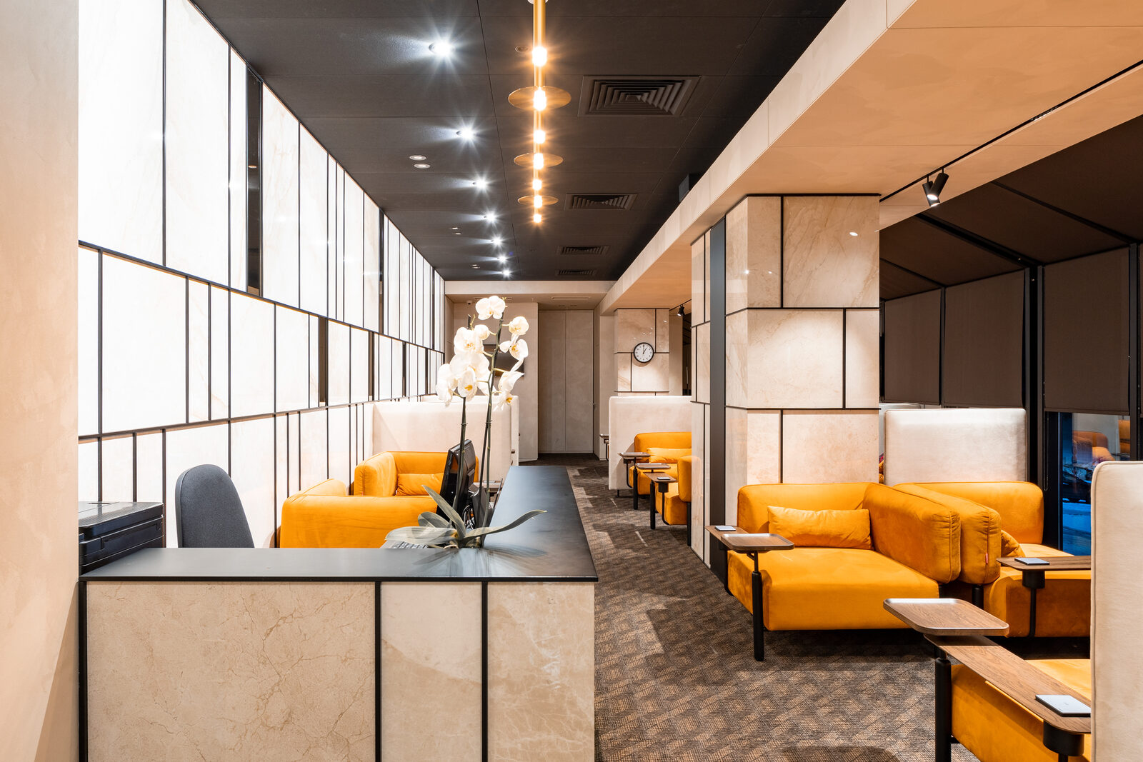 Деталь материалов в KIV Business Lounge: полированный искусственный мрамор и декоративные профили