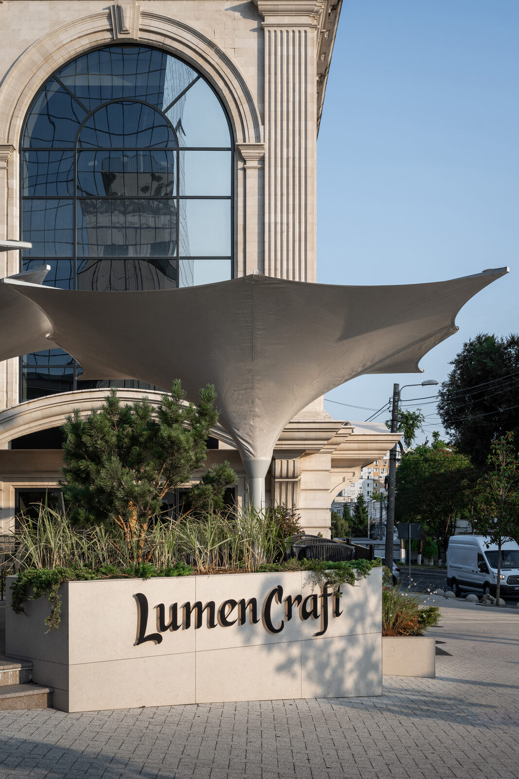 Detaliu de interior Lumen Craft Gastro: tonuri pământii și canapele portocalii custom