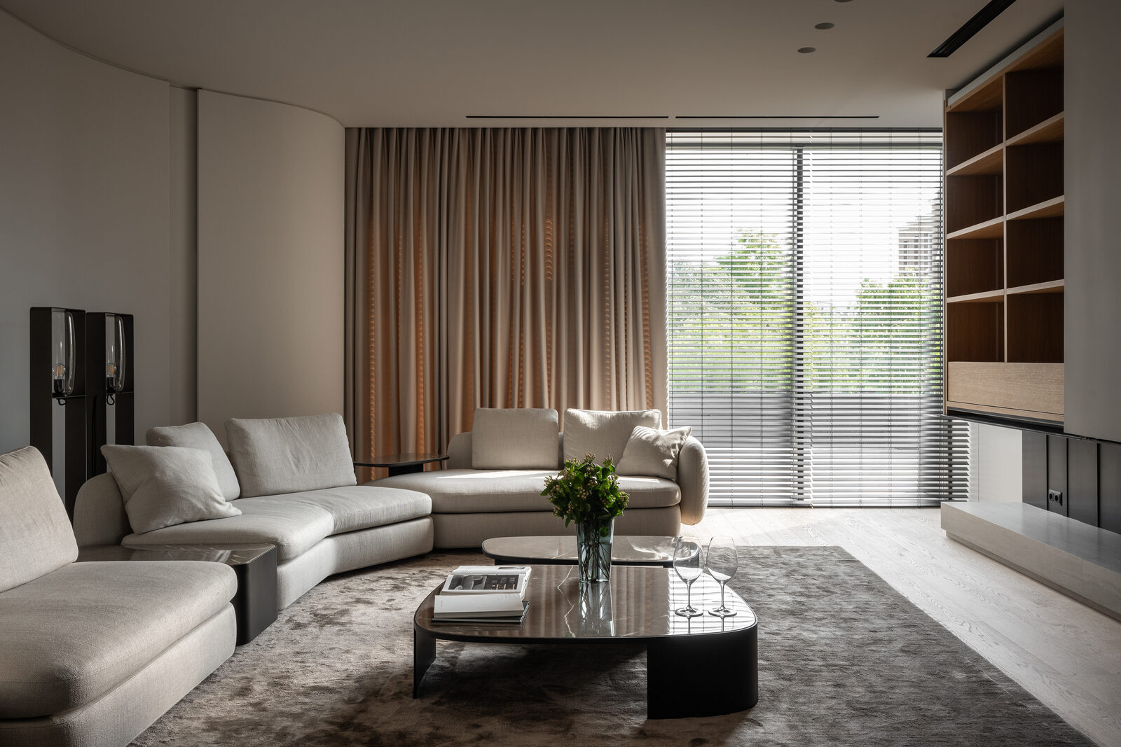 Penthouse D: interior cu pereți curbi și nișe cu iluminat integrat, Chișinău
