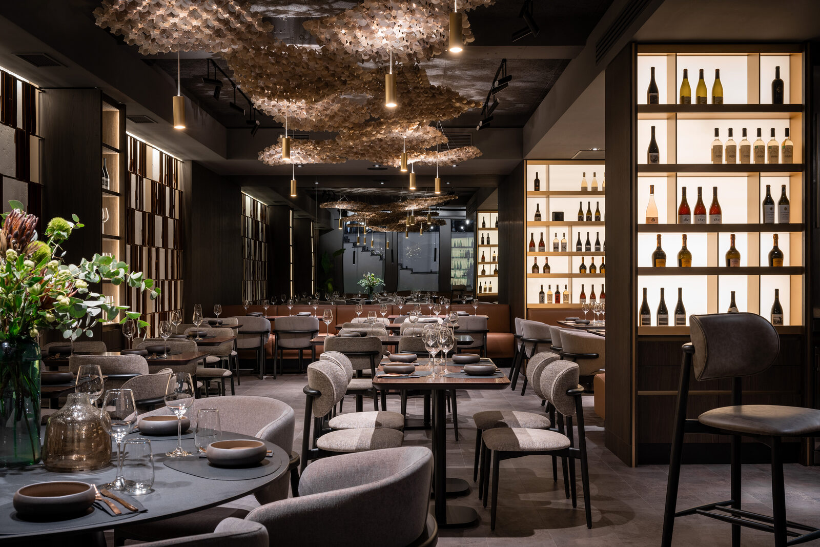 Sala Restaurant Umbra din Chișinău cu iluminat decorativ Slamp livrat de SmartLight