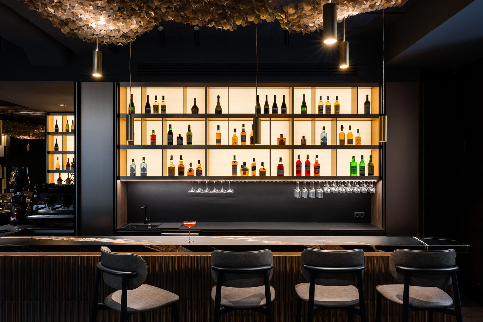 Detaliu de bar și light box la Restaurant Umbra